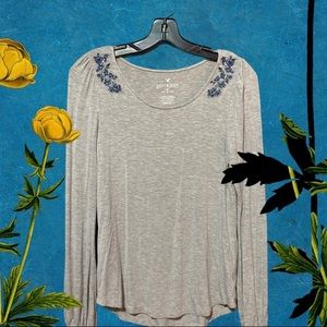 American Eagle Soft&Sexy gray embroidered tee